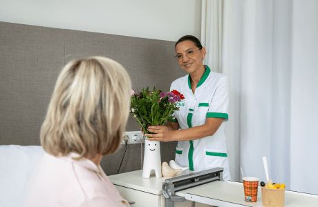 Csu medewerker met een bos bloemen in de vaas