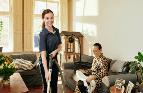 Tzorg medewerker aan het stofzuigen