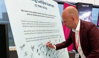 Handtekening wordt gezet onder Gelijke kansen Verklaring door Total Care