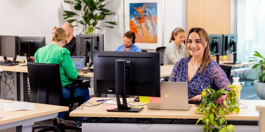 Medewerkers aan bureau op kantoor