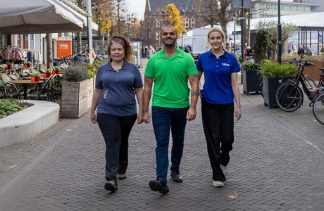 Medewerker van Zizo, Tzorg en CSU lopen op straat