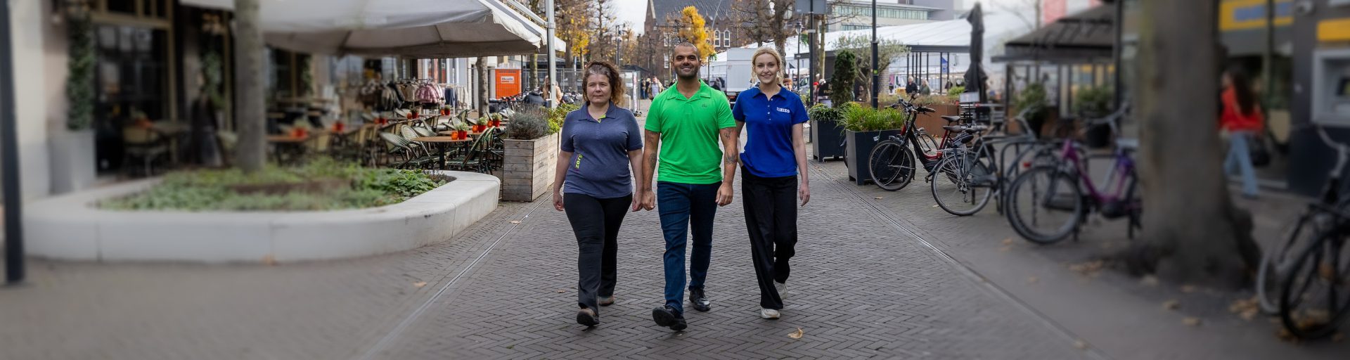 Medewerker van Zizo, Tzorg en CSU lopen op straat