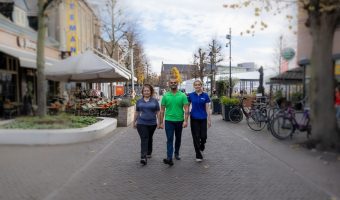 Medewerker van Zizo, Tzorg en CSU lopen op straat