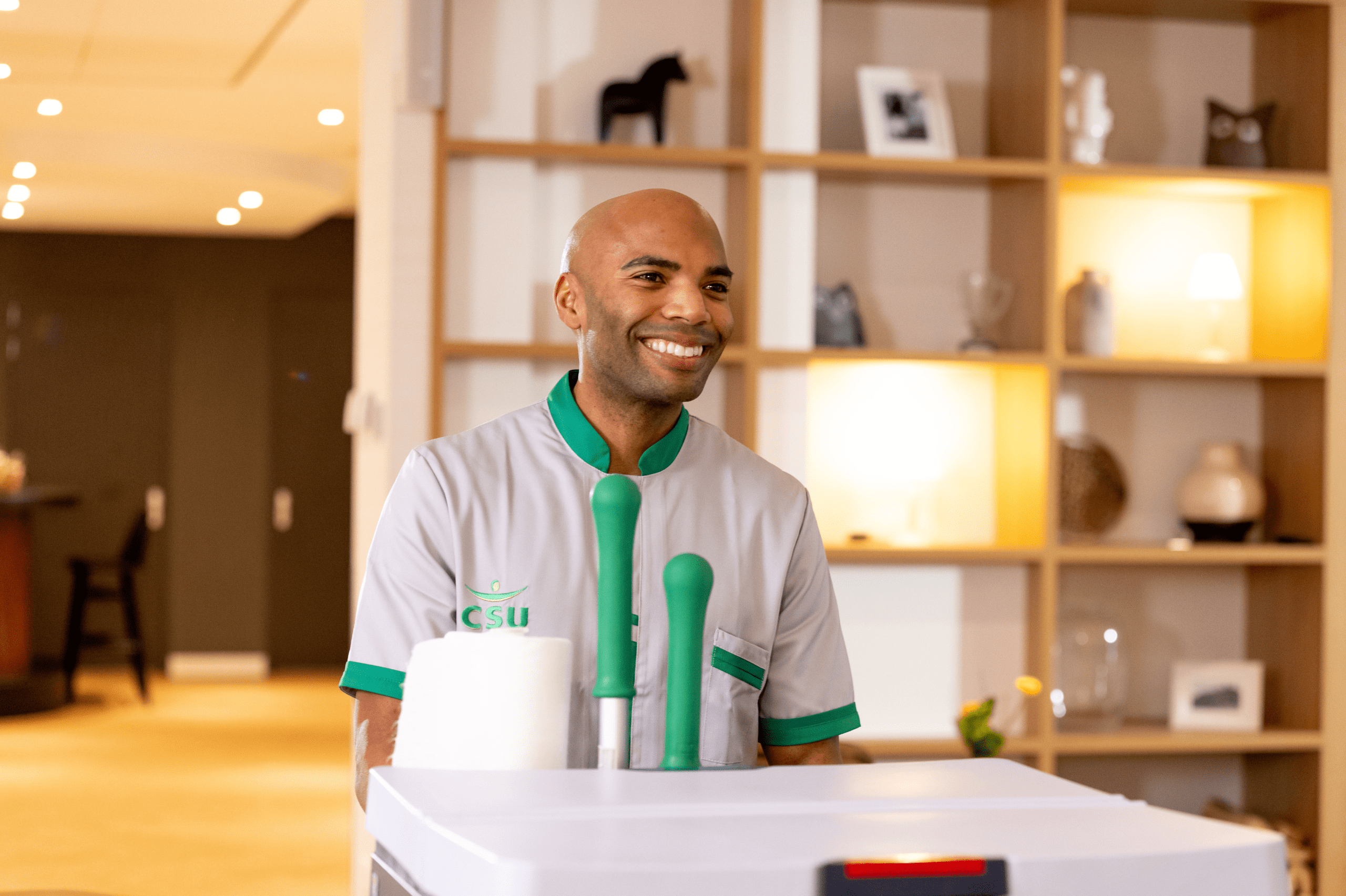 CSU medewerker een rolkar aan het duwen