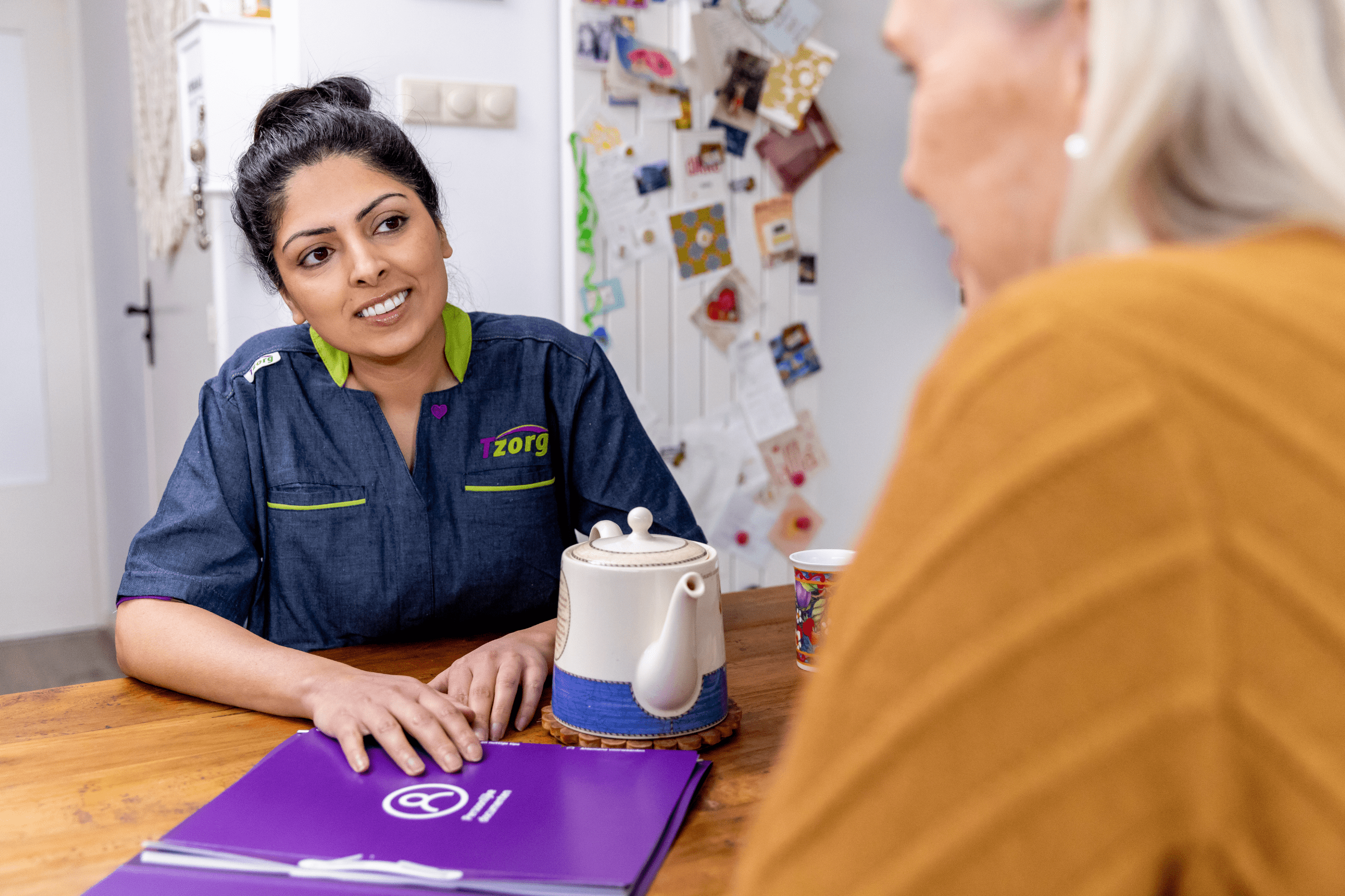 Tzorg medewerker in gesprek met client