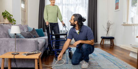 Tzorg medewerker op de grond een kabel aan het weghalen