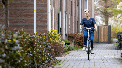 Tzorg medewerker aan het fietsen