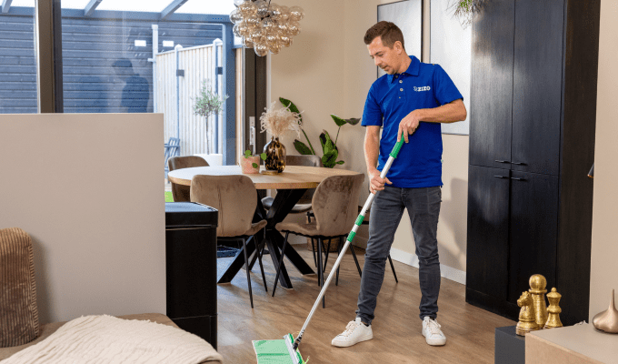 Zizo medewerker aan het dweilen