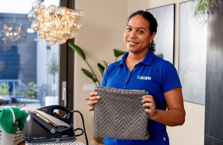 Zizo medewerker met een doekje in haar handen