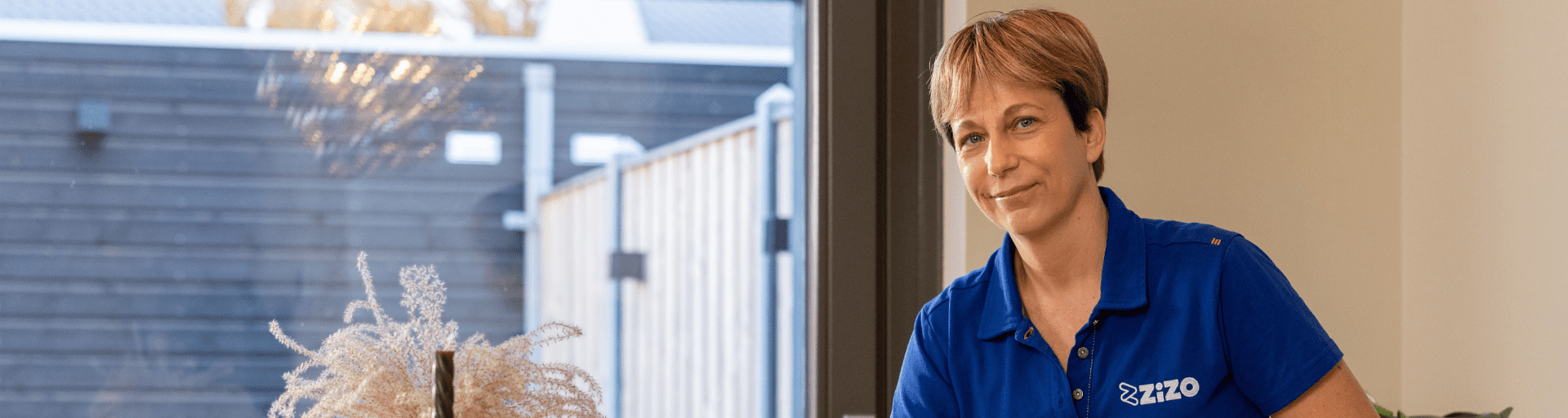 Zizo medewerker die de camera in kijkt