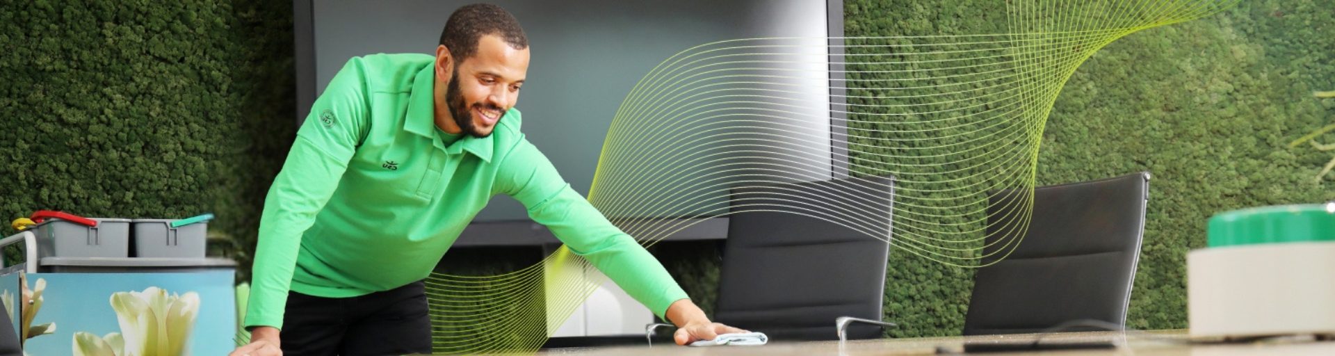 Schoonmaakmedewerker CSU poets met duurzame middelen