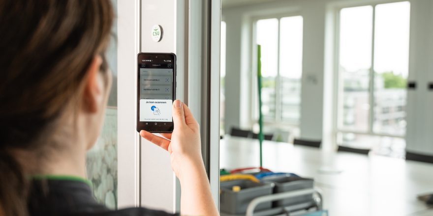 Medewerker scant ruimte om schoonmaaktaken op te slaan